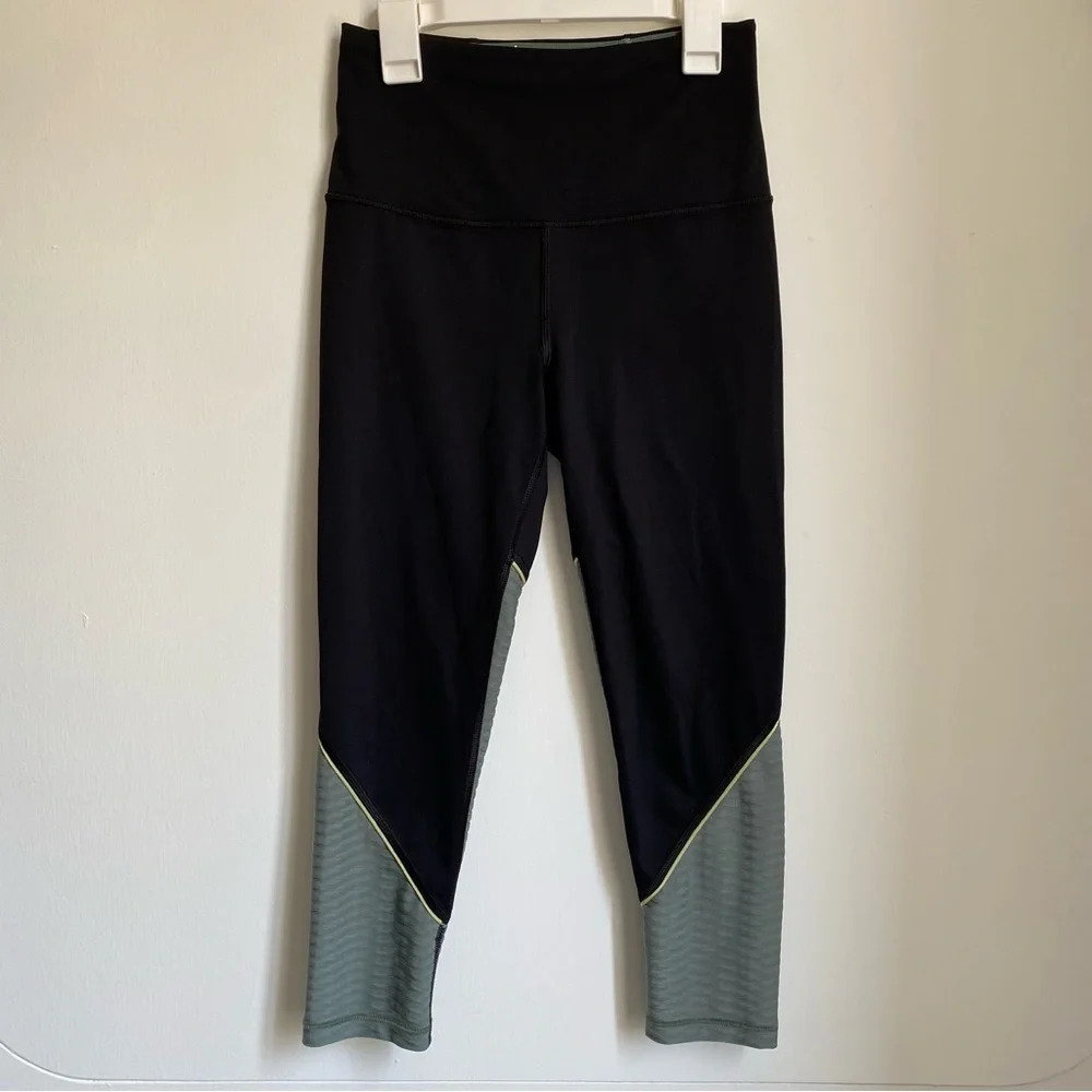 3/$39 Victoria's Secret Knockout Sport Mesh details Capri Leggings XS
